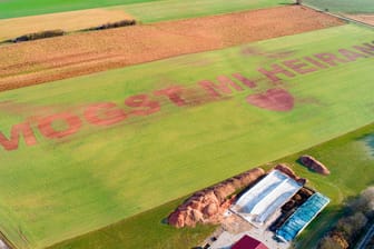 Landwirt sät Heiratsantrag: "Mogst mi heiran?", fragte Landwirt Florian Weiß aus der Oberpfalz seine Freundin.