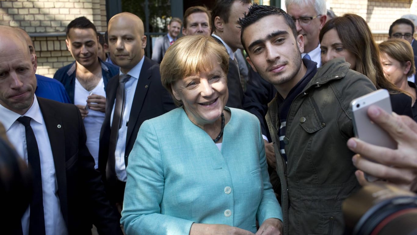 Angela Merkel lässt sich für ein Selfie fotografieren: 2015 war das Jahr mit dem Beginn der Flüchtlingskrise. Hier besucht die Bundeskanzlerin die Außenstelle des Bundesamtes für Migration und Flüchtlinge und eine Erstaufnahmeeinrichtung.