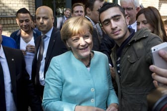 Angela Merkel lässt sich für ein Selfie fotografieren: 2015 war das Jahr mit dem Beginn der Flüchtlingskrise. Hier besucht die Bundeskanzlerin die Außenstelle des Bundesamtes für Migration und Flüchtlinge und eine Erstaufnahmeeinrichtung.