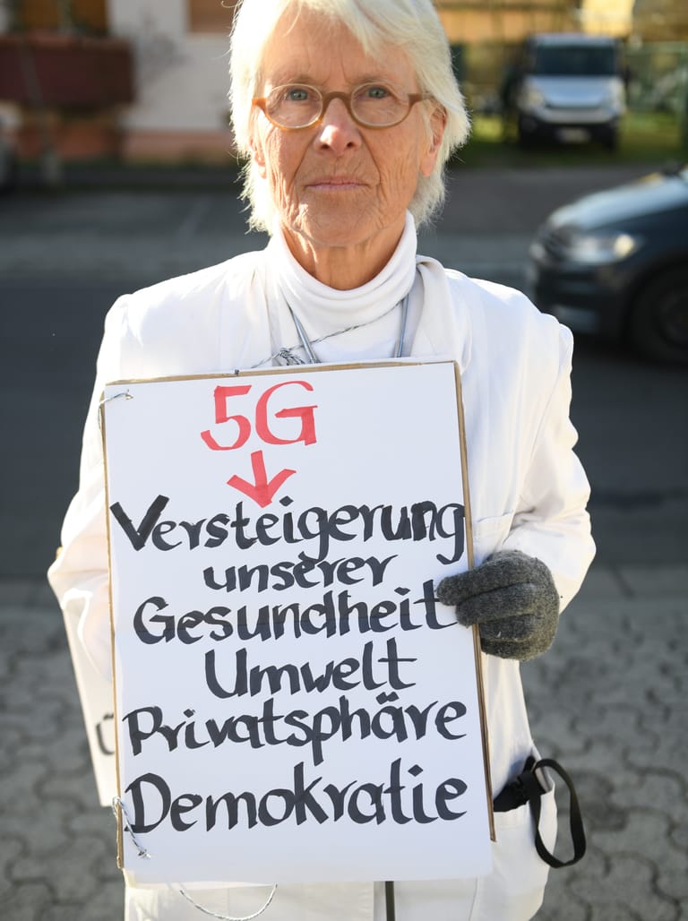 Protest: Ärztin Barbara Dohmen am Rande der Auktion von 5G-Mobilfunkfrequenzen am Mainzer Technik-Standort der Bundesnetzagentur.