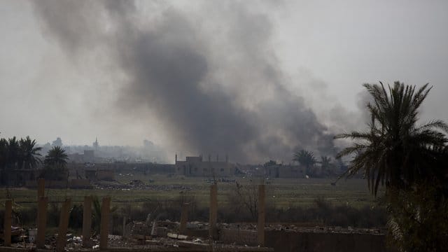 Rauch steigt auf aus Baghus: Die kurdischen Truppen scheinen der letzten IS-Bastion in Syrien den entscheidenden Schlag versetzt zu haben. Rauch steigt auf aus Baghus: Die kurdischen Truppen scheinen der letzten IS-Bastion in Syrien den entscheidenden Schlag versetzt zu haben.