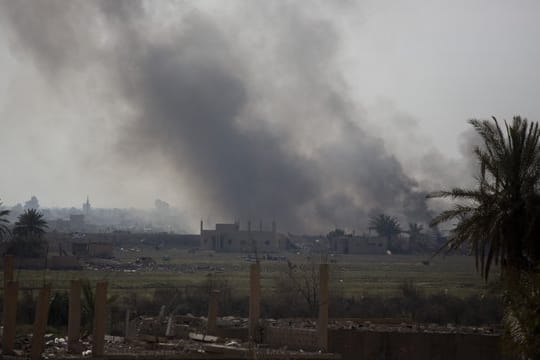 Rauch steigt auf aus Baghus: Die kurdischen Truppen scheinen der letzten IS-Bastion in Syrien den entscheidenden Schlag versetzt zu haben.