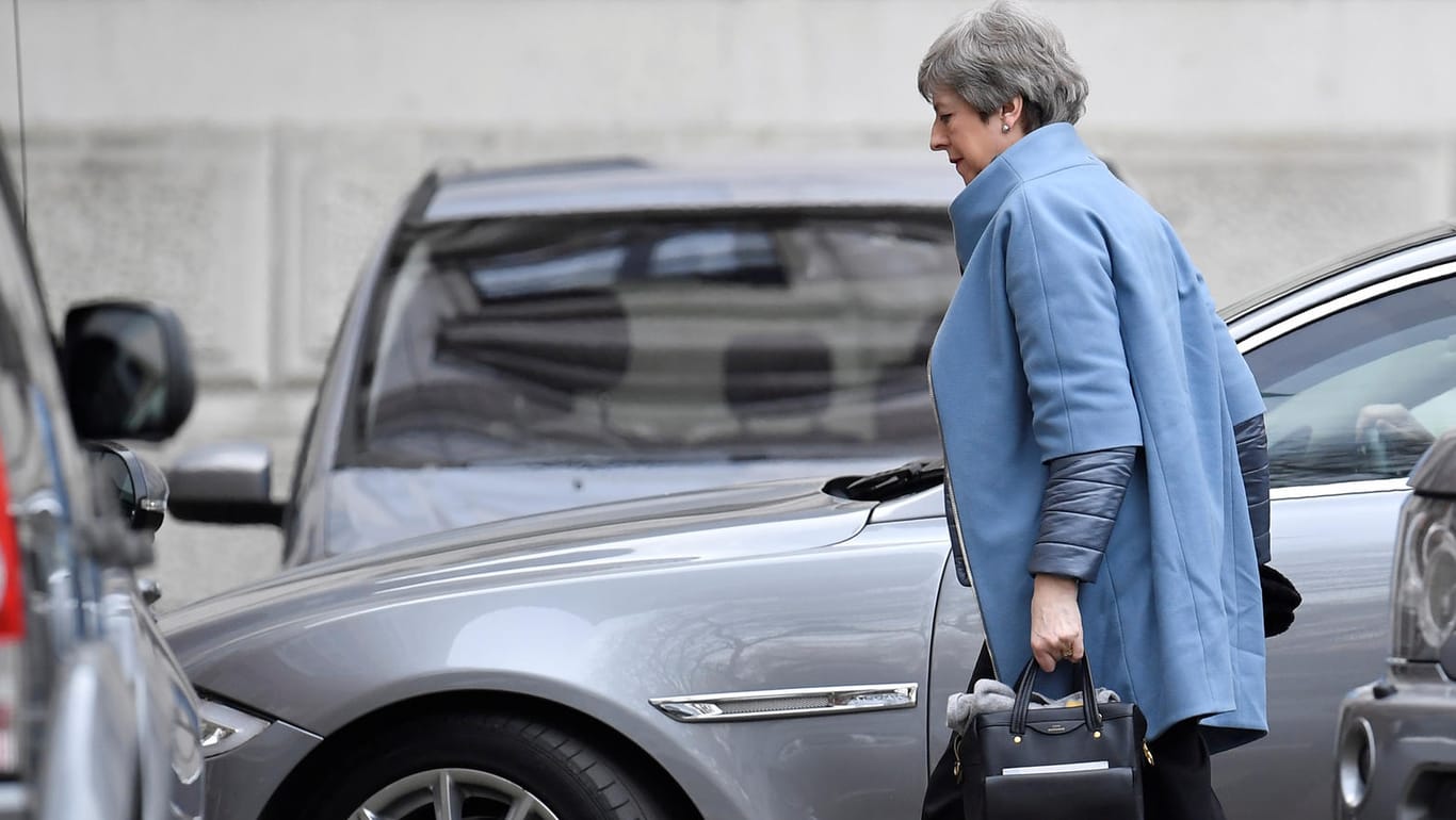 Theresa May auf dem Weg zu ihrem Amtssitz in der Downing Street: Ihre Verhandlungsposition im Streit um den Brexit-Deal wurde erneut geschwächt.
