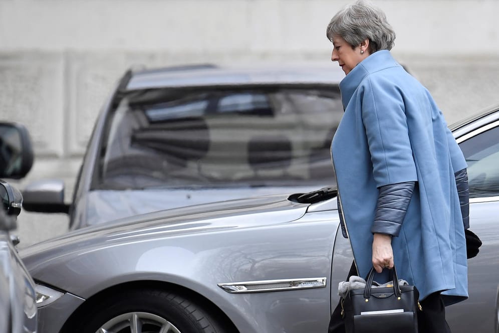 Theresa May auf dem Weg zu ihrem Amtssitz in der Downing Street: Ihre Verhandlungsposition im Streit um den Brexit-Deal wurde erneut geschwächt.