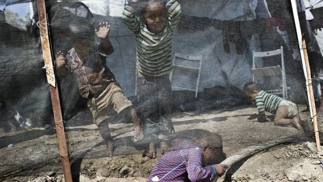 Kinder spielen im Flüchtlingslager Moria auf der griechischen Ägäisinsel Lesbos. Kinder spielen im Flüchtlingslager Moria auf der griechischen Ägäisinsel Lesbos.