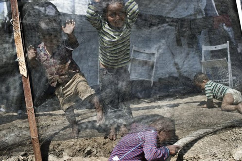 Kinder spielen im Flüchtlingslager Moria auf der griechischen Ägäisinsel Lesbos.