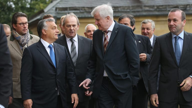 Der ungarische Ministerpräsident Viktor Orban (2. v. l.) 2015 zu Besuch bei der CSU, neben Horst Seehofer (m.) und Manfred Weber (r.): Die CSU hat Orban lange gestützt und ihm noch im April 2018 zur Wahl Erfolg gewünscht.