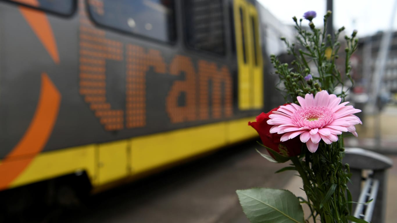 Utrecht trauert: Blumen sind am Tatort des Angriffs mit drei Toten abgelegt.