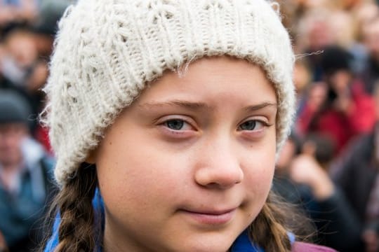 Die Klimaaktivistin Greta Thunberg wird mit einer Goldenen Kamera geehrt.