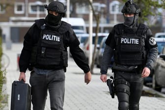 Einsatzkräfte der niederländischen Polizei: Ermittler haben offenbar Hinweise auf ein Terrormotiv gefunden.