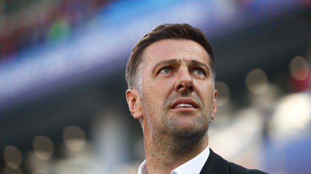 Füt Mladen Krstajic ist der Job als Serbiens Nationaltrainer wie eine heiße Kartoffel in der Hand.