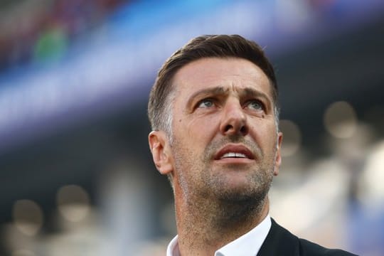 Füt Mladen Krstajic ist der Job als Serbiens Nationaltrainer wie eine heiße Kartoffel in der Hand.