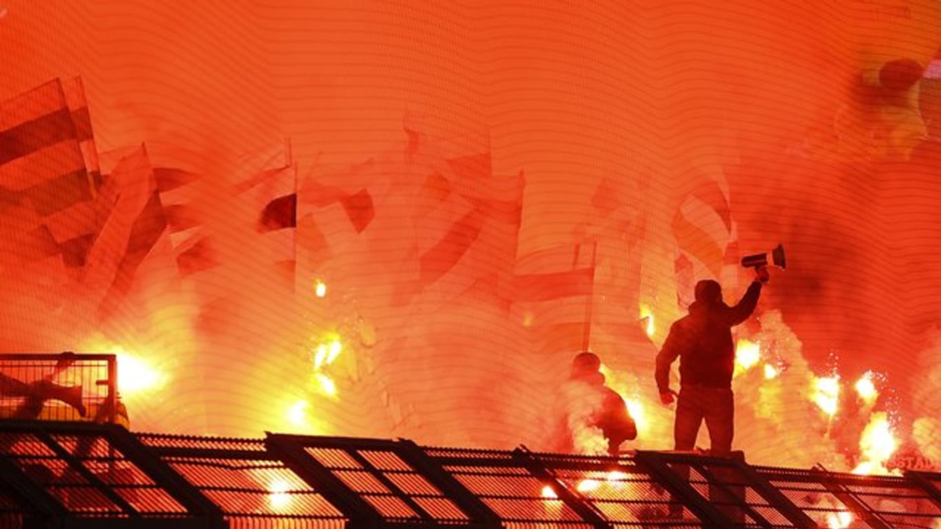 Gladbacher Fans brennen bei Borussia Dortmund bengalische Feuer ab.