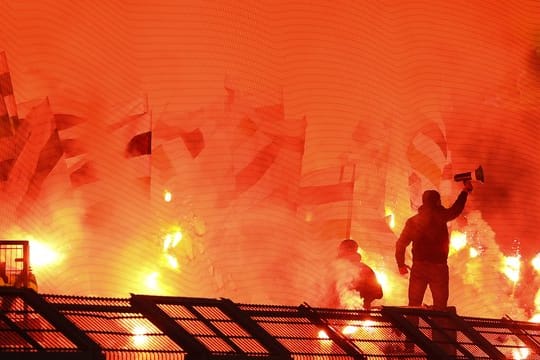 Gladbacher Fans brennen bei Borussia Dortmund bengalische Feuer ab.