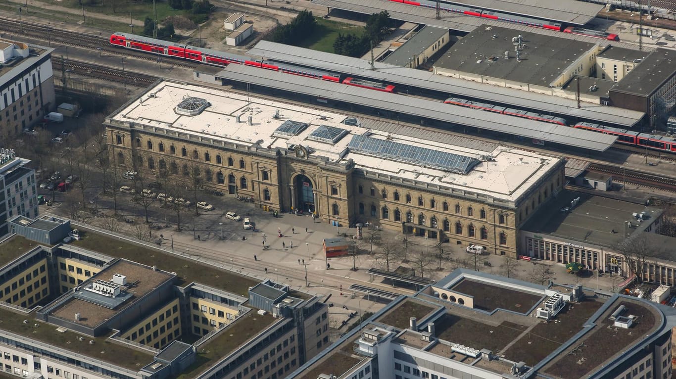 Luftbildfoto vom Hauptbahnhof in Magdeburg: Auch der Fundort gibt den Archäologen Rätsel auf.