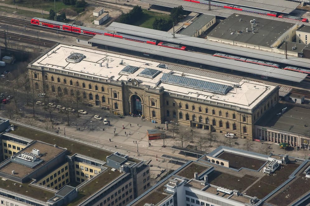 Luftbildfoto vom Hauptbahnhof in Magdeburg: Auch der Fundort gibt den Archäologen Rätsel auf.