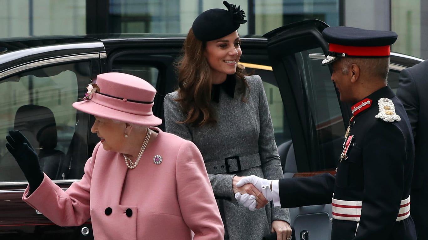 Queen Elizabeth und Herzogin Kate: Die beiden besuchten gemeinsam das King's College in London.