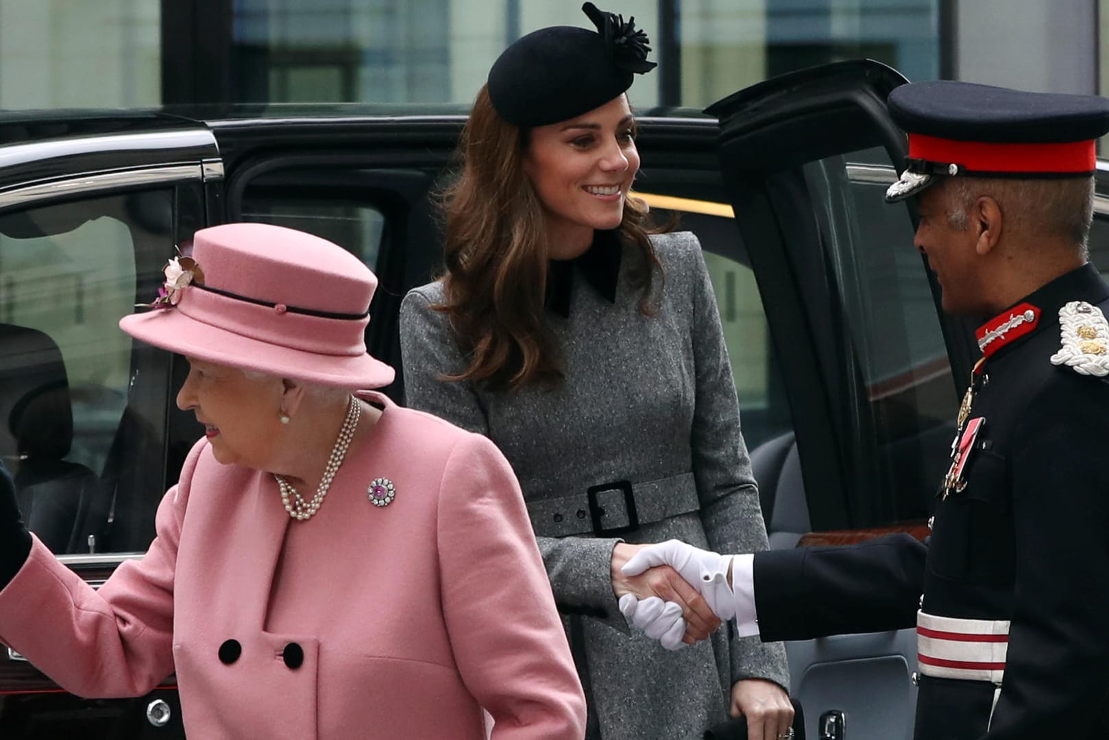 Queen Elizabeth und Herzogin Kate: Die beiden besuchten gemeinsam das King's College in London.