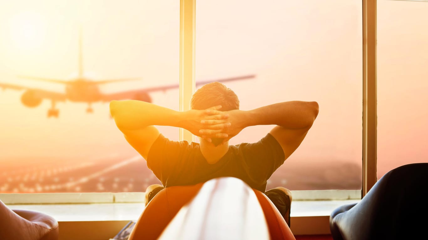 Mann entspannt am Flughafen: An manchen Flughäfen ist die Wartezeit bis zum Abflug nicht so stressig wie an anderen.