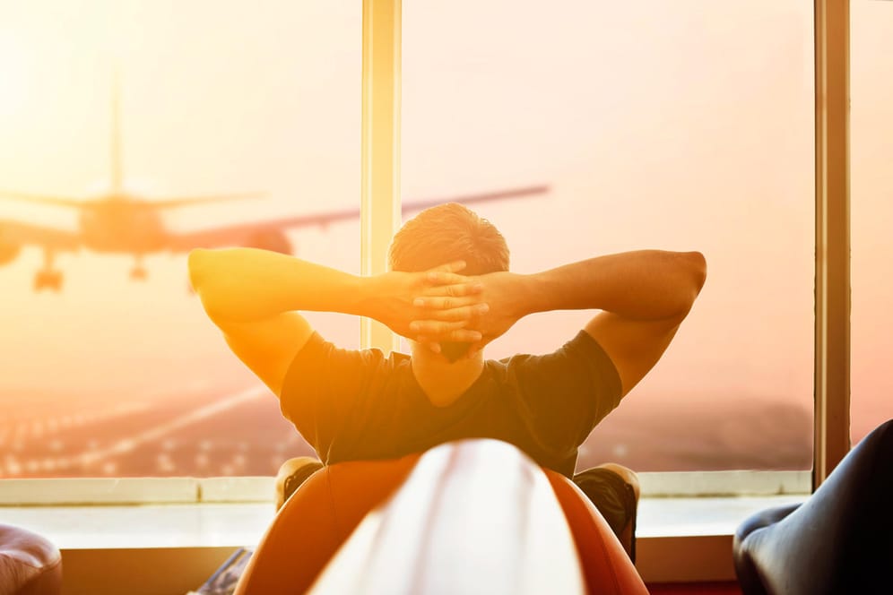 Mann entspannt am Flughafen: An manchen Flughäfen ist die Wartezeit bis zum Abflug nicht so stressig wie an anderen.