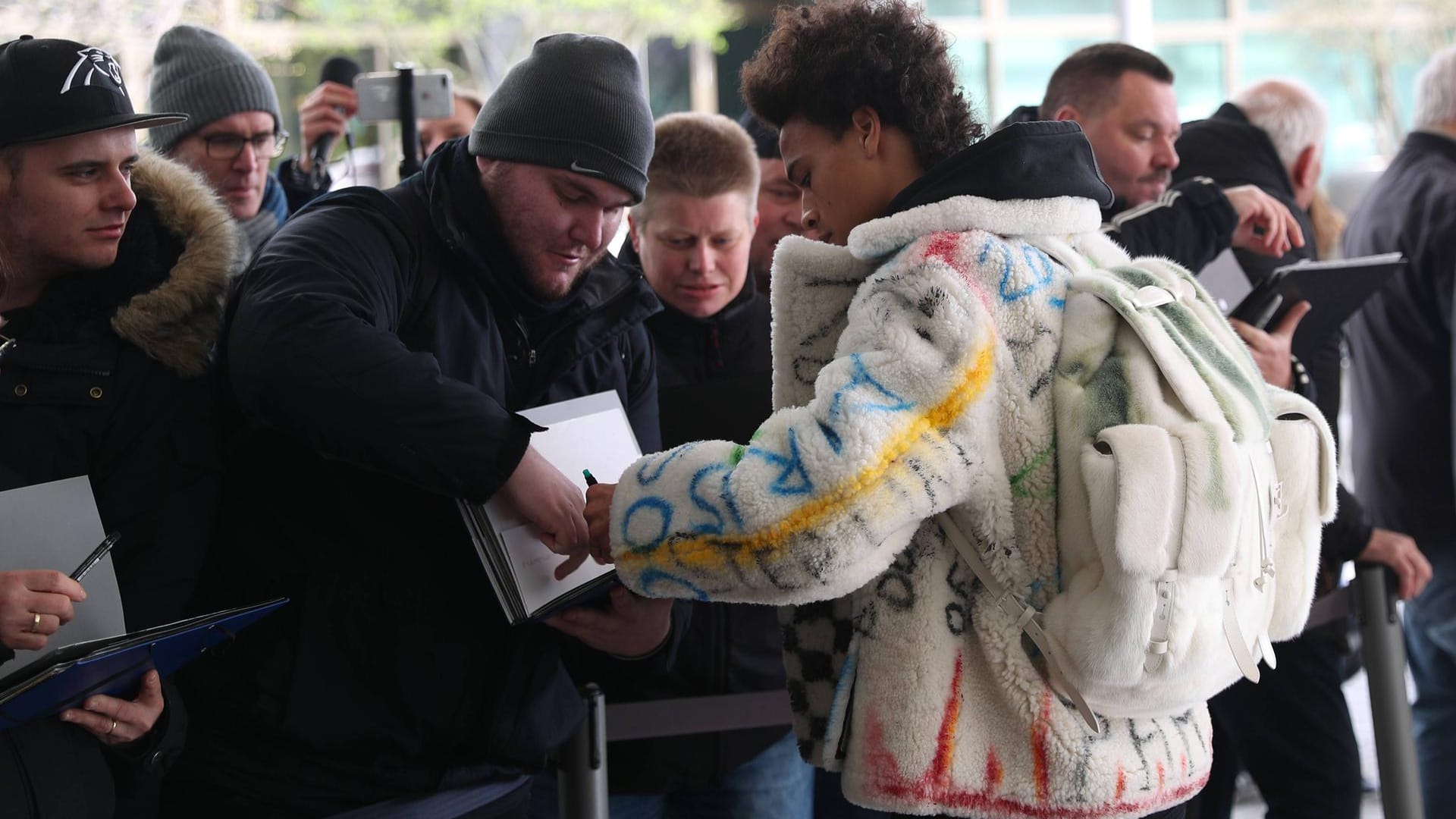 ... und er sieht gut aus: Leroy Sané im Designer-Outfit bei der Ankunft in Wolfsburg.