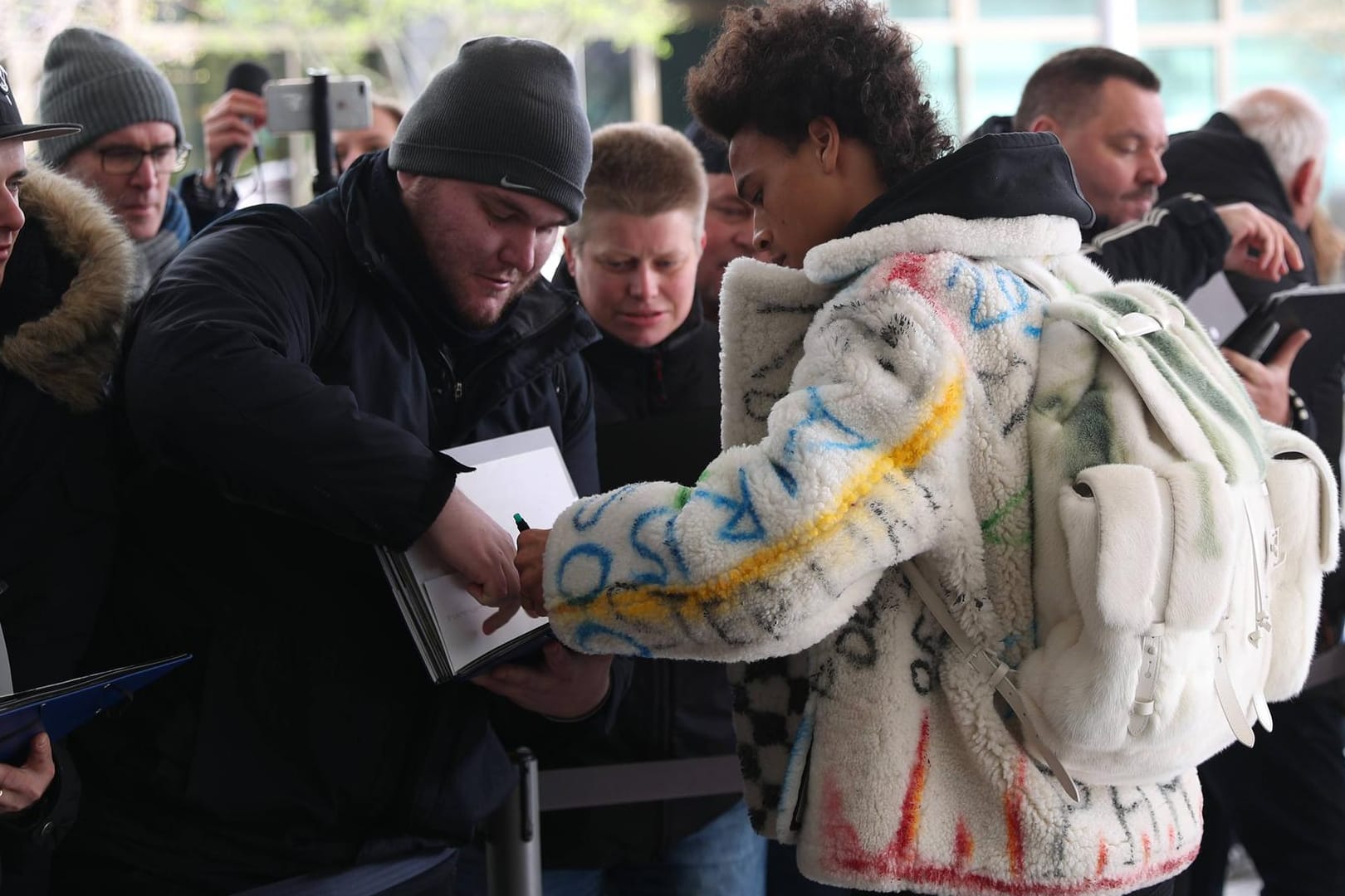 ... und er sieht gut aus: Leroy Sané im Designer-Outfit bei der Ankunft in Wolfsburg.