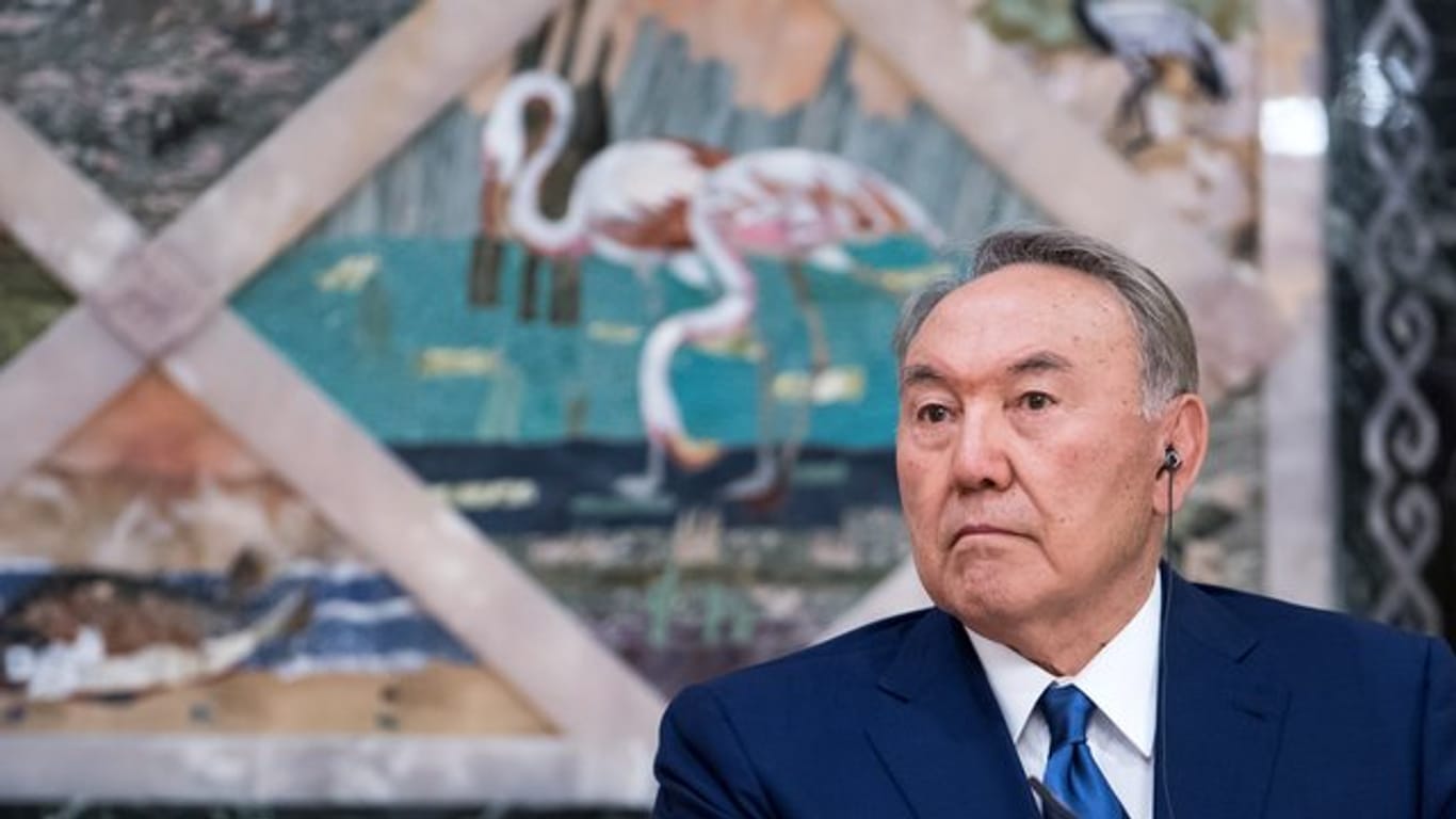 Der auf Lebenszeit ernannte kasachische Präsident Nursultan Nasarbajew hat überraschend sein Amt niedergelegt.