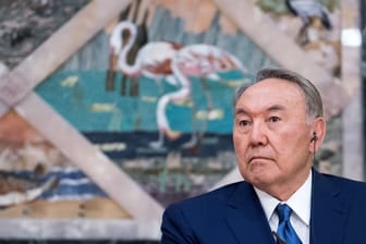 Der auf Lebenszeit ernannte kasachische Präsident Nursultan Nasarbajew hat überraschend sein Amt niedergelegt.