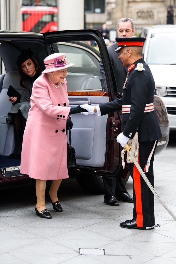 So will es das Protokoll: Kate ließ zuerst die Queen aussteigen.