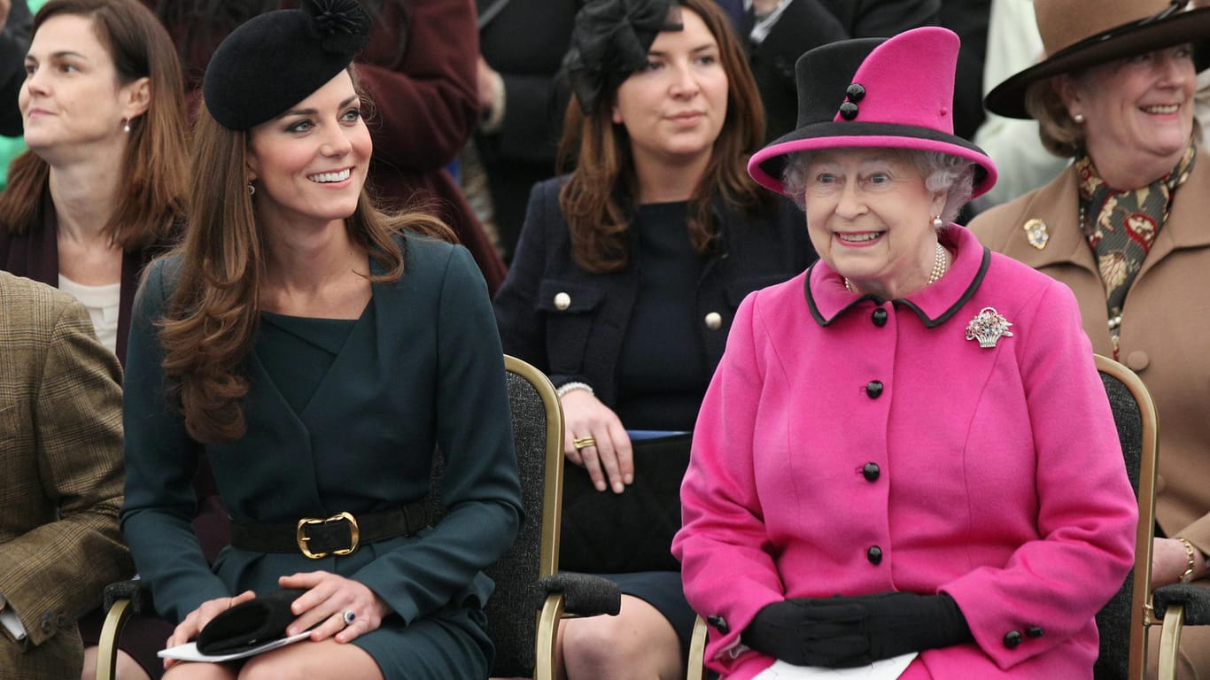 Bei einem Tagesausflug nach Leicester schauten sich Kate und die Queen im März 2012 eine Modenschau an. Prinz Philip vertrieb sich währenddessen anderweitig die Zeit.