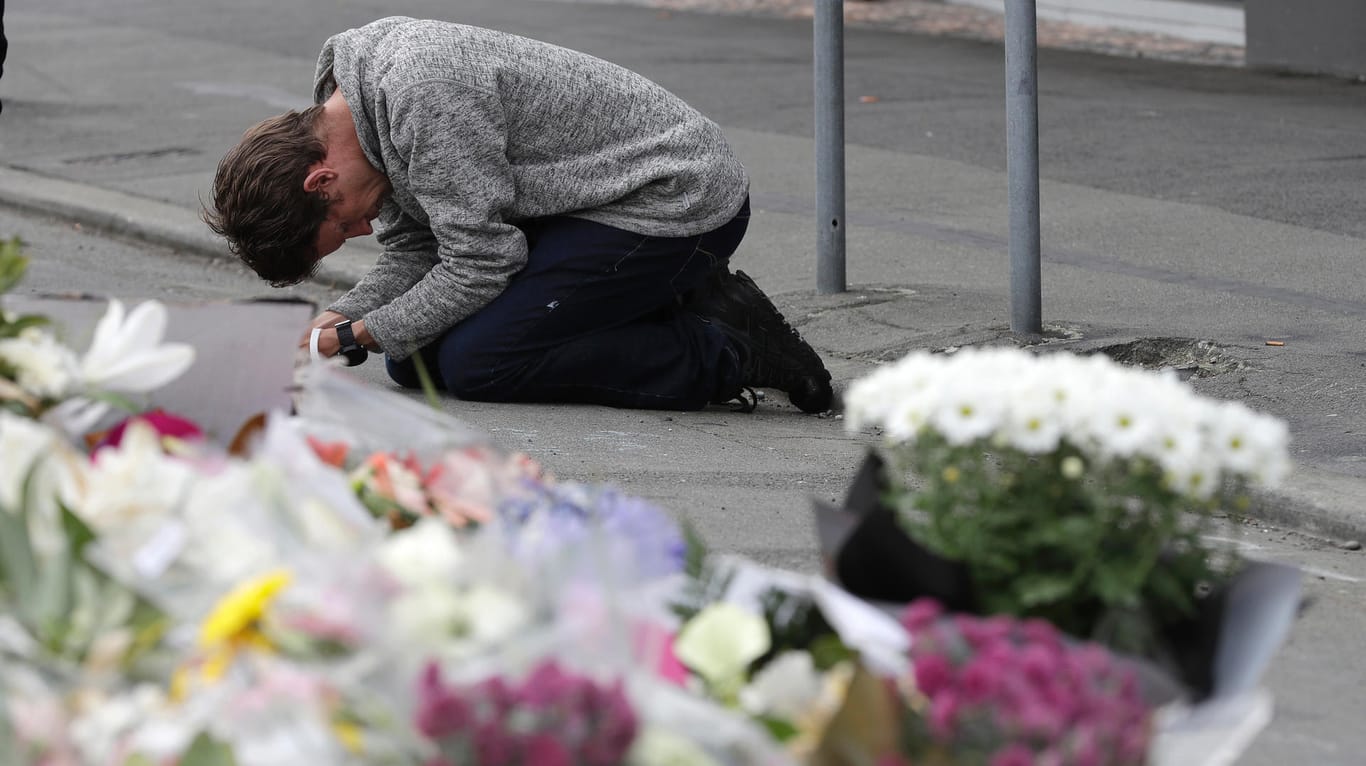 Ein Trauender vor der Moschee in Linwood: Bei einer Terrorattacke in Neuseeland starben 50 Menschen.