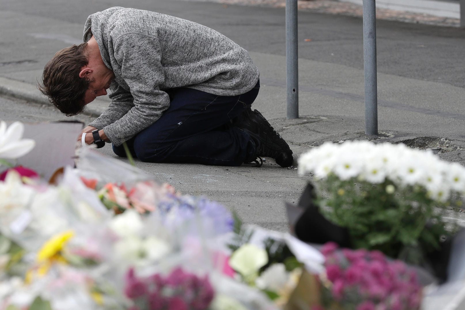 Ein Trauender vor der Moschee in Linwood: Bei einer Terrorattacke in Neuseeland starben 50 Menschen.