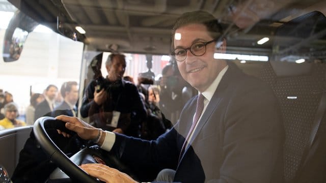 Hinter dem Steuer ist auch ganz schön: Andreas Scheuer auf der Messe Bus2Bus. Hinter dem Steuer ist auch ganz schön: Andreas Scheuer auf der Messe Bus2Bus.