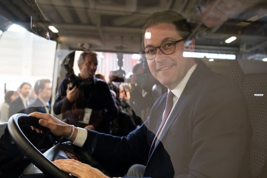 Hinter dem Steuer ist auch ganz schön: Andreas Scheuer auf der Messe Bus2Bus.