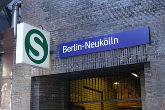 S-Bahnhof Neukölln: Es wird ein Mann gesucht, der eine Tasche mit Sprengstoff stehen ließ.