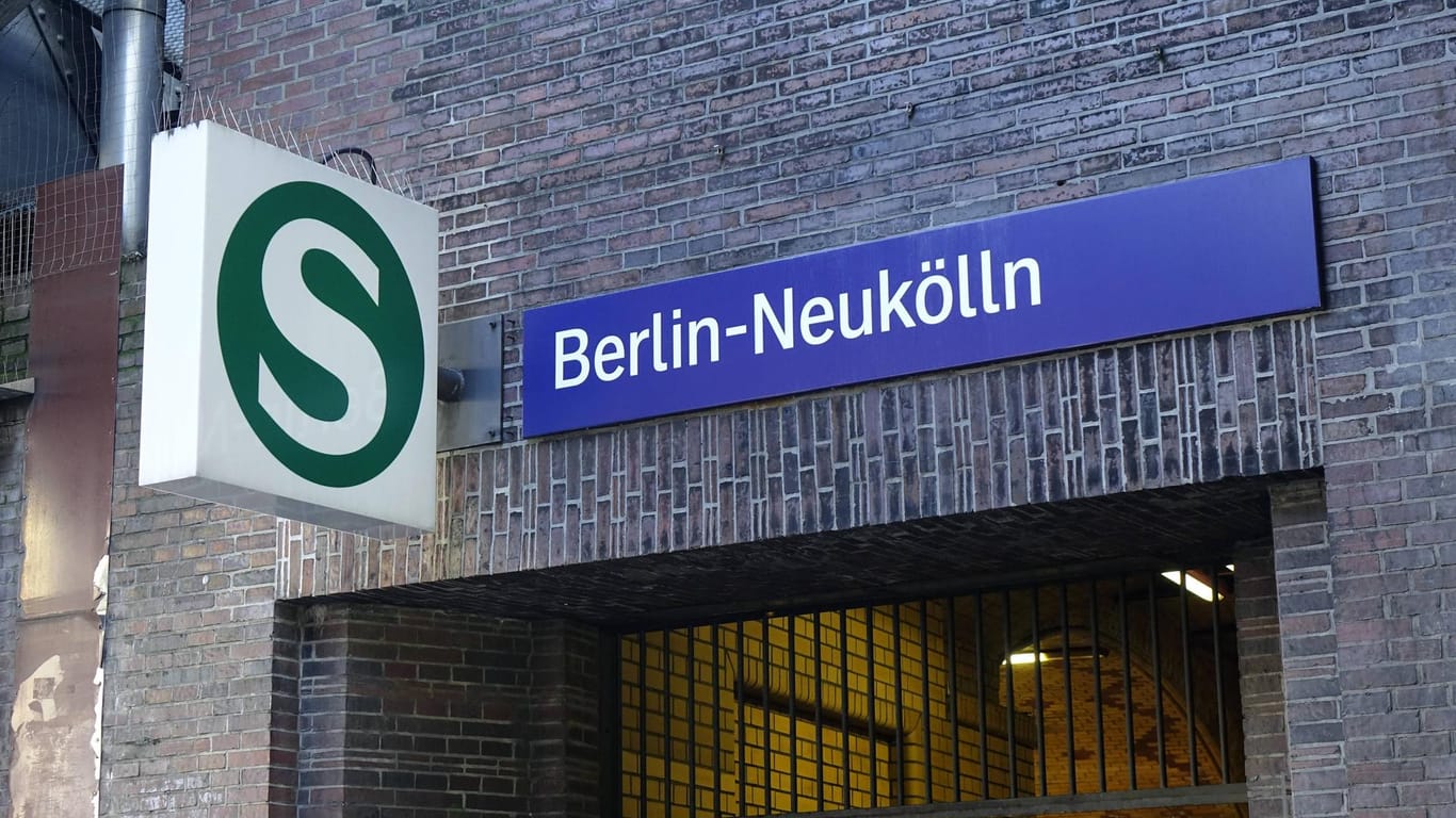 S-Bahnhof Neukölln: Es wird ein Mann gesucht, der eine Tasche mit Sprengstoff stehen ließ.