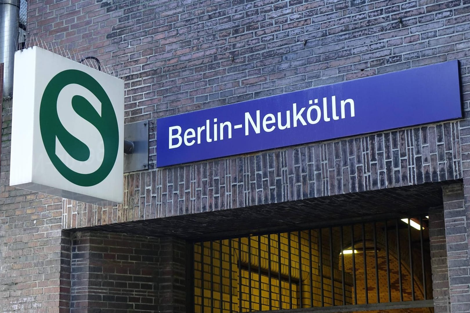 S-Bahnhof Neukölln: Es wird ein Mann gesucht, der eine Tasche mit Sprengstoff stehen ließ.