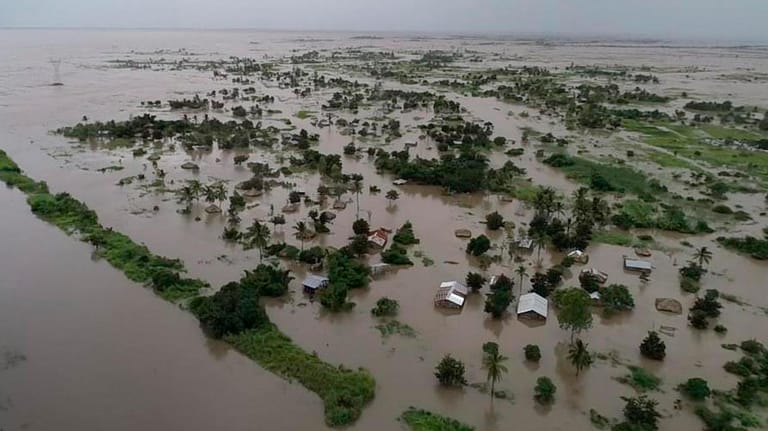 Mosambik, Nicoadala: Nach dem Sturm und heftigen Regenfällen stehen viele Gebiete komplett unter Wasser.