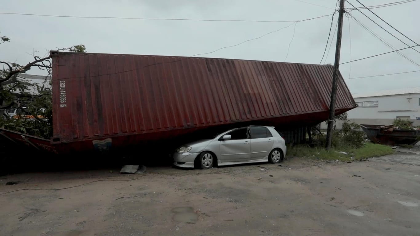 In der Hafenstadt Beira sorgt der Sturm für schwere Verwüstungen. Im Hafen begraben Container Autos und Menschen.
