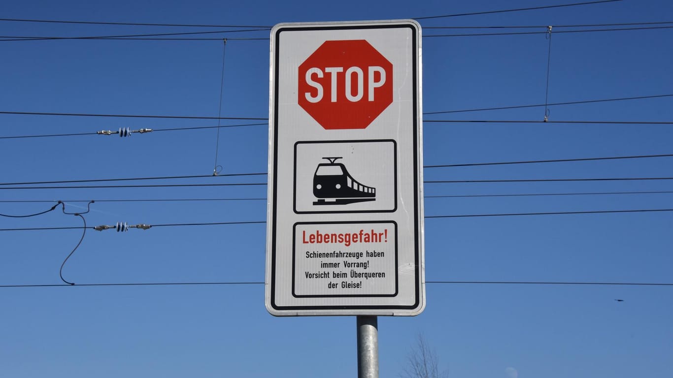 Schild warnt vor Schienenfahrzeugen