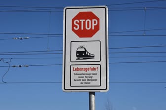 Schild warnt vor Schienenfahrzeugen