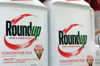 Ein Behälter mit Roundup, einem Unkrautvernichter von Monsanto: In einem Glyphosat-Prozess musste Bayer-Tochter Monsanto eine weitere Niederlage einstecken.