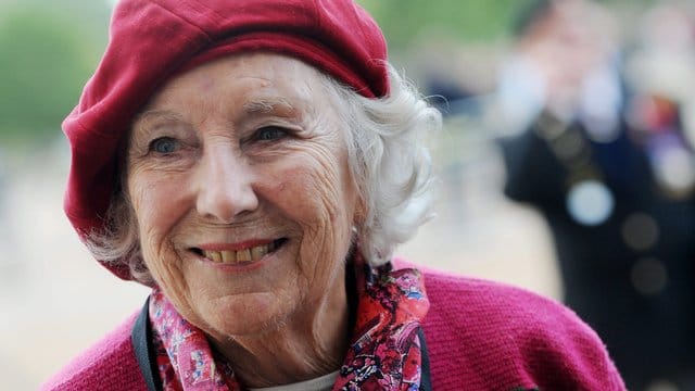 Vera Lynn genießt den Augenblick.