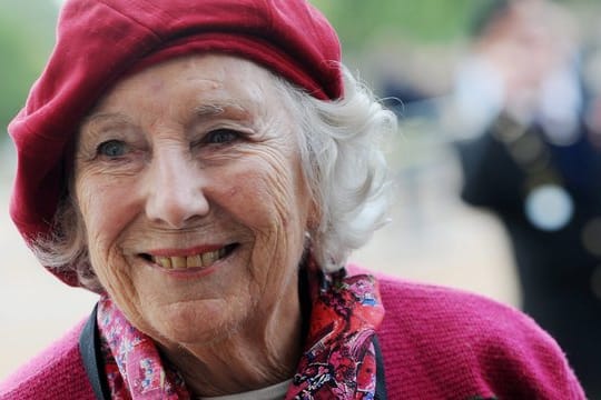 Vera Lynn genießt den Augenblick.
