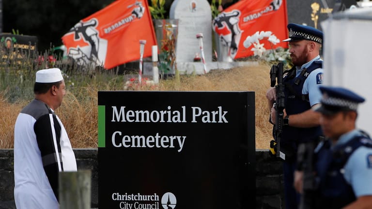 Trauernde auf dem Weg zum Friedhof in Christchurch: Die Beisetzungen der 50 Todesopfer nach der Attacke in Neuseeland haben begonnen.