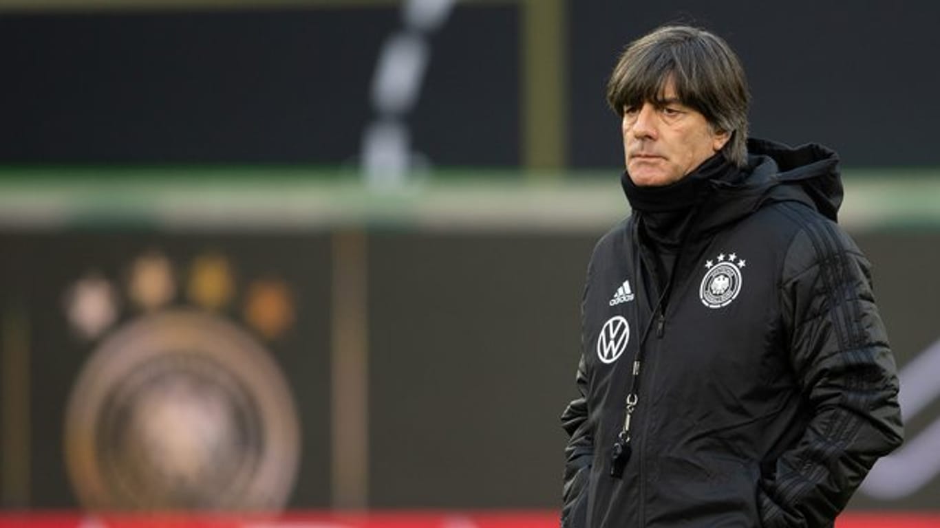 Deutschlands Bundestrainer Joachim Löw beobachtet das Training der Nationalspieler vor dem Aufeinandertreffen mit Serbien.