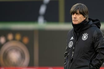 Deutschlands Bundestrainer Joachim Löw beobachtet das Training der Nationalspieler vor dem Aufeinandertreffen mit Serbien.