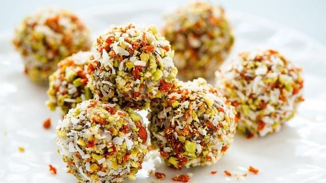 Superfood Balls: Sie sind ein guter Snack für zwischendurch – und schnell selbst gemacht.