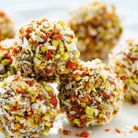 Superfood Balls: Sie sind ein guter Snack für zwischendurch – und schnell selbst gemacht.