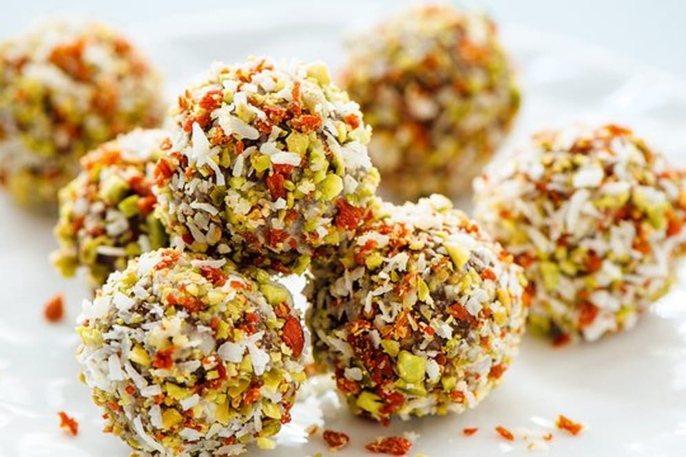 Superfood Balls: Sie sind ein guter Snack für zwischendurch – und schnell selbst gemacht.